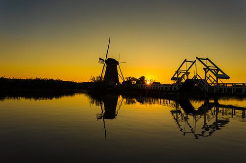 molen kinderdijk en ophaalbrug bij zonsondergang