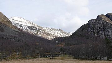 Alte Berghütte in den Bergen von Innerdalen in Norwegen von Aagje de Jong
