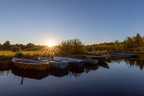 Boote im Sonnenaufgang