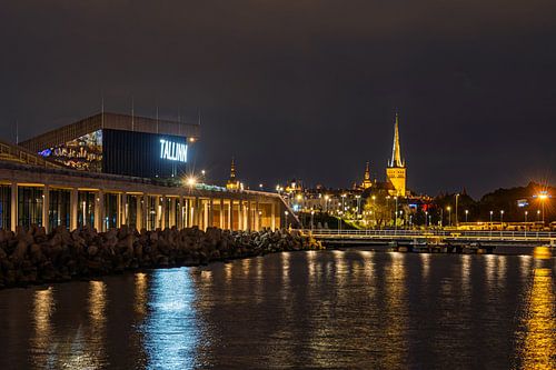 Blick über den Hafen auf die Altstadt von Tallinn, Estland von Rico Ködder