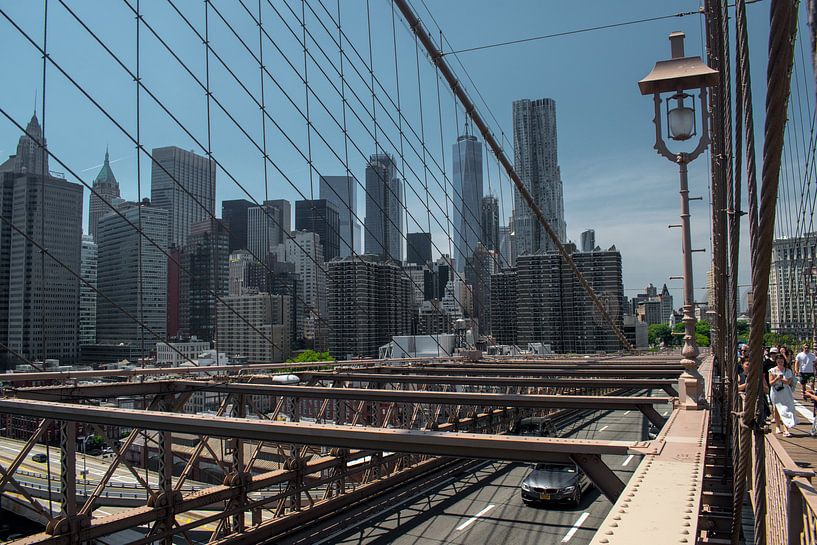 View on Manhattan from Brooklyn Bridge van Tim Groeneveld