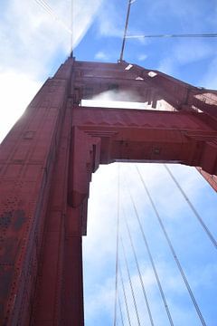 De Golden Gate Bridge rond het middaguur in de wolken van Gwen van der Graaf