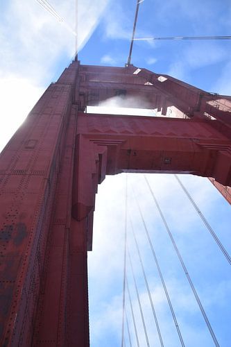Le Golden Gate Bridge à midi dans les nuages