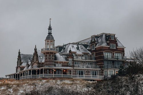 Besneeuwd hotel in Domburg