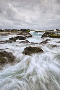 Strand indrukken - Wild water op Madeira van Rolf Schnepp