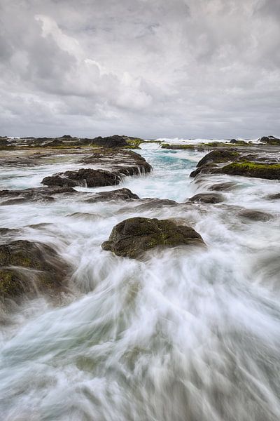 Strand indrukken - Wild water op Madeira van Rolf Schnepp