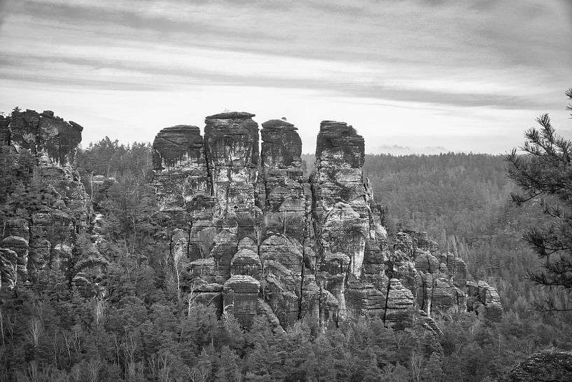 Rotsen in het Elbezandsteengebergte bij de Bastei in zwart-wit van Martin Köbsch