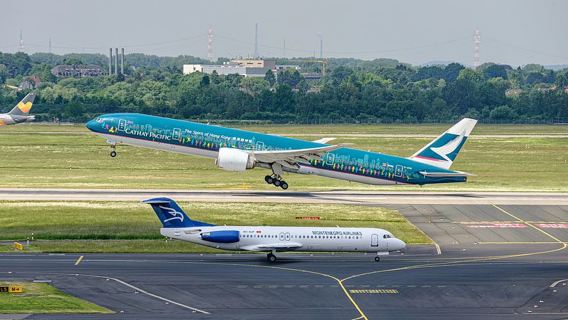 Start der Cathay Pacific Boeing 777-300. von Jaap van den Berg