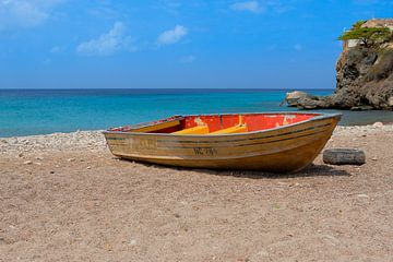 Boot op tropisch strand van Yannick uit den Boogaard