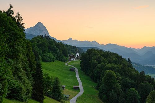 Kleine kerk in de avond