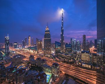 Dubai Skyline Downtown Central Park op het blauwe uur. van Jean Claude Castor