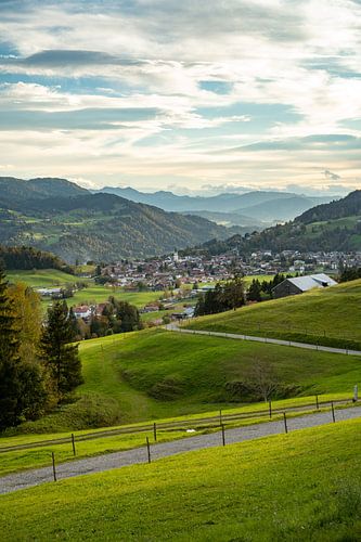 Zonsondergang in de herfst met uitzicht op Oberstaufen