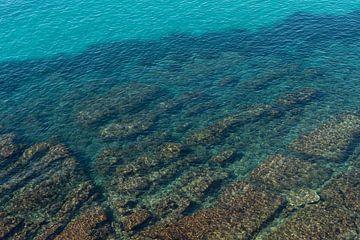 Eau bleu turquoise dans une crique rocheuse 2