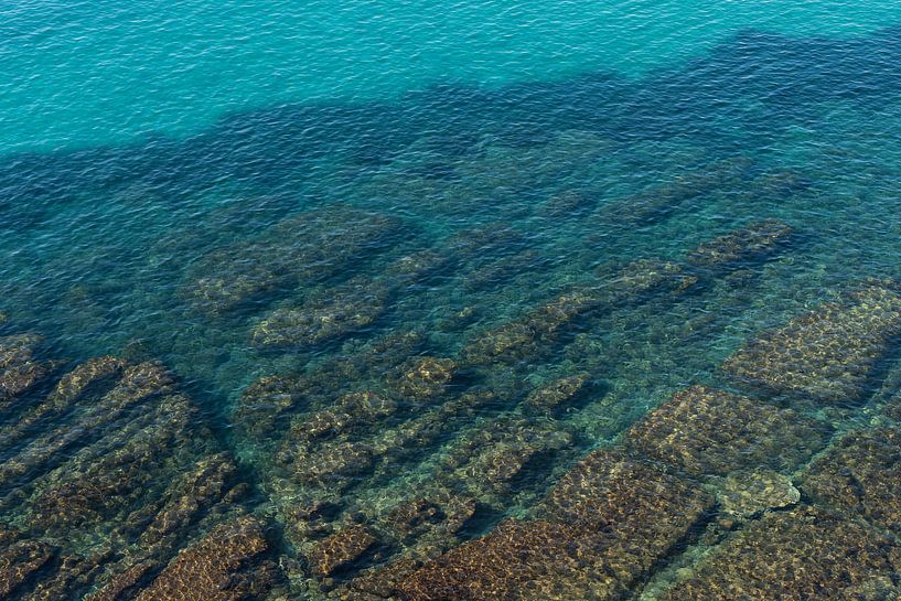 Türkisblaues Wasser in einer felsigen Bucht 2 von Adriana Mueller