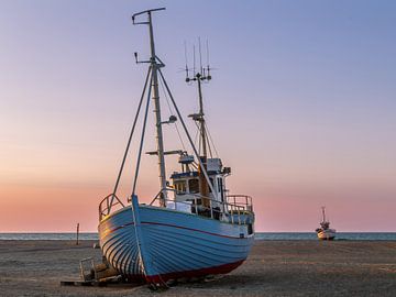 Visserboten op het Deense strand bij zonsondergang. van Menno Schaefer