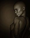 Frauen-Porträts - Schwarzweiss-Profil eines nackten afrikanischen Mädchens von Jan Keteleer Miniaturansicht