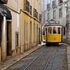 De iconische tram 28 in de steegjes van Alfama - Het prachtige Lissabon van Rolf Schnepp