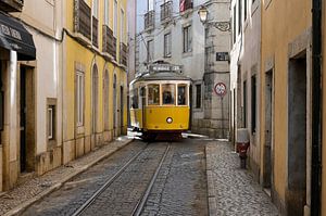De iconische tram 28 in de steegjes van Alfama - Het prachtige Lissabon