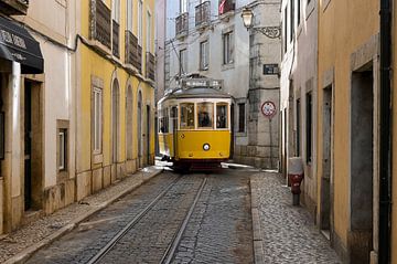 Ikonische Tram 28 in den Gassen der Alfama - Wundervolles Lissabon