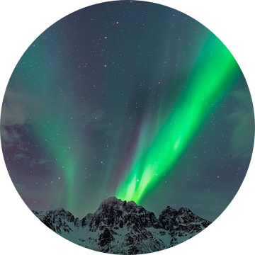 Noorderlicht of Aurora Borealis over de besneeuwde bergen in de winter van Sjoerd van der Wal Fotografie