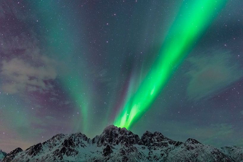 Aurore boréale ou Aurora Borealis sur les montagnes enneigées de l'hiver par Sjoerd van der Wal Photographie