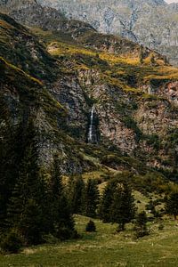 Waterval in dal in Oostenrijk van Yvette Baur