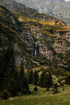 Wasserfall im Tal in Österreich von Yvette Baur