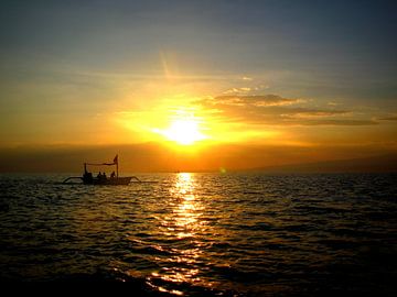 Zonsondergang aan zee van Kim van de Wouw