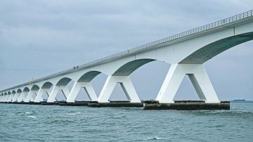 Die Zeelandbrücke ist ein architektonisches Meisterwerk mit einer Länge von mehr als 5 km von Gert van Santen