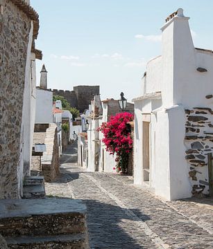 street with typical white houses in monsaraz Portugal sur ChrisWillemsen