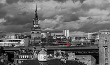 Schwarzweiss-Fotografie eines typischen britischen roten Busses auf einer Brücke in England.