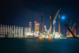 Offshore-Windkraftanlagenbauer bei Nacht von Jan Georg Meijer
