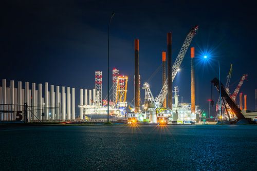 Offshore windmolenbouwers bij nacht