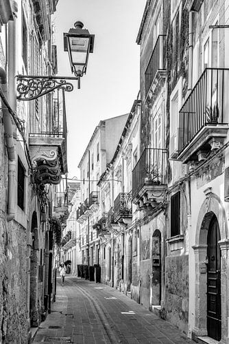 Straßenszene in Siracusa auf Sizilien, Italien. von Ron van der Stappen