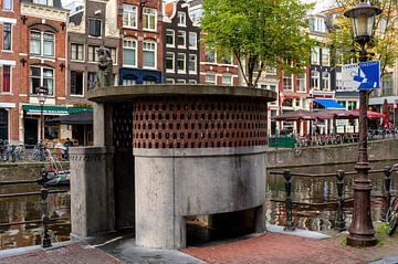 Urinal Oudezijds Voorburgwal by Peter Bartelings