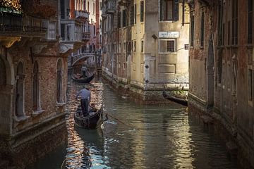 Gondels in de gracht in Venetië van Sabine Wagner