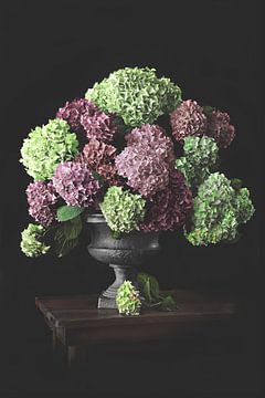 Vase mit Hortensien in grünen und rosa Farbtönen von Moody Food & Flower Shop