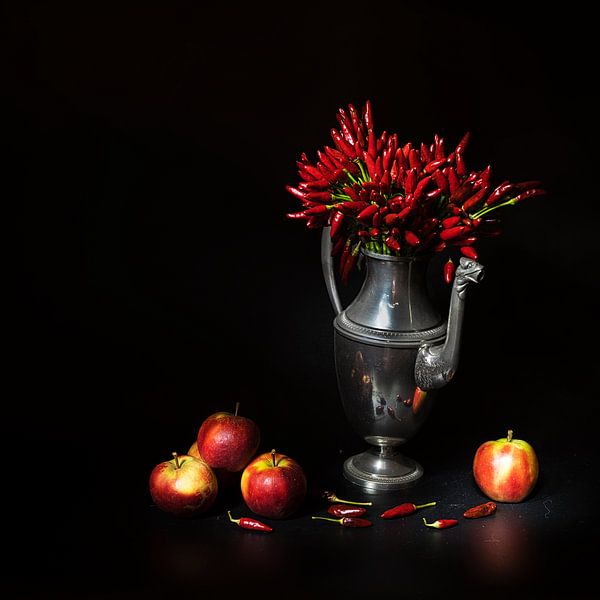 Nature morte avec des poivrons rouges et des pommes . par Saskia Dingemans Awarded Photographer