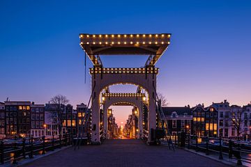 Le maigre pont (Magere Brug) d'Amsterdam dans la nuit sur John Verbruggen
