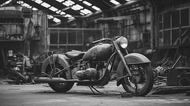 Ein Schwarz-Weiß-Foto eines alten Vintage-Motorrads im Hangar, Kunstdesign