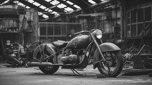Une photo en noir et blanc d'une vieille moto vintage dans un hangar, design artistique