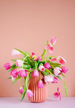 Rosa Tulpen in Terrarosa-Vase – Moderne Blumen-Wanddekoration 2026 von Gertinez Gallery