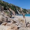 Het strand van Kefalonia in Griekenland van Ton Tolboom