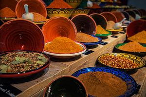 Spices in tagine by Blond Beeld