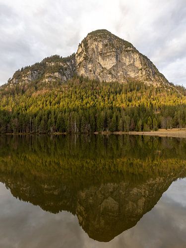 Berg weerspiegeld in het water