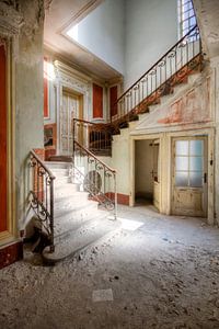 Treppe in sanften Farben. von Roman Robroek – Fotos verlassener Gebäude