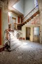 Des escaliers aux couleurs douces. par Roman Robroek - Photos de bâtiments abandonnés Aperçu