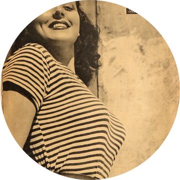 YANK pinup: Lina Romay in strak t-shirt en brede lag, 18 mei 1945 van Atelier Liesjes