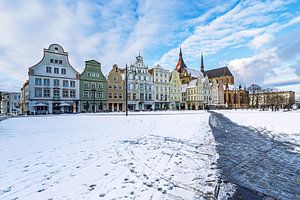 Blick über den Neuen Markt auf Giebelhäuser und die Marienkirc