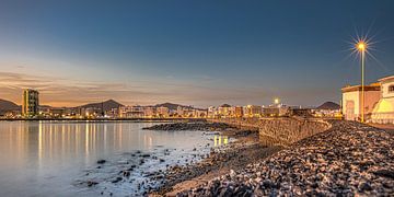 Soleil du soir sur le port d'Arrecife, la capitale de Lanzarote